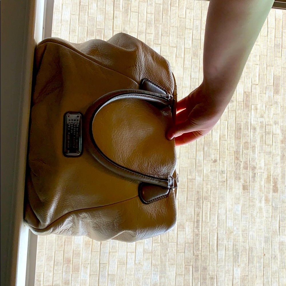 Mark jacobsTan and gray leather shoulder/hand bag